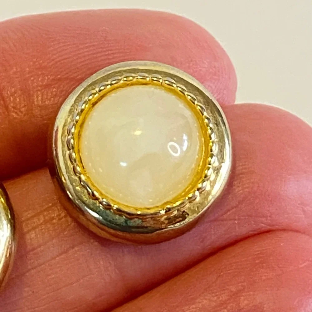 Vintage Gold Tone Cream Stone‎ Cabochon Round Stud Earrings Beaded Button